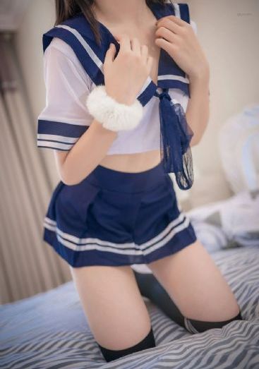 女人两腿打开让男人添野外视频