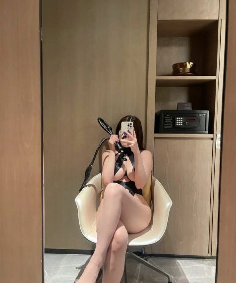 房间里的日本女人